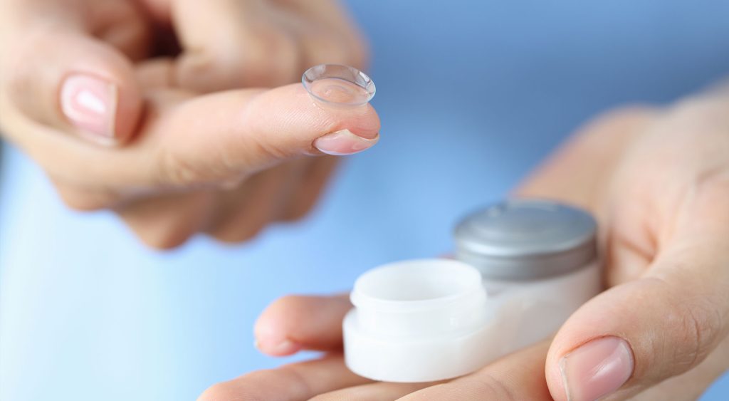 Praticidade e cuidado com o uso de lentes de contato